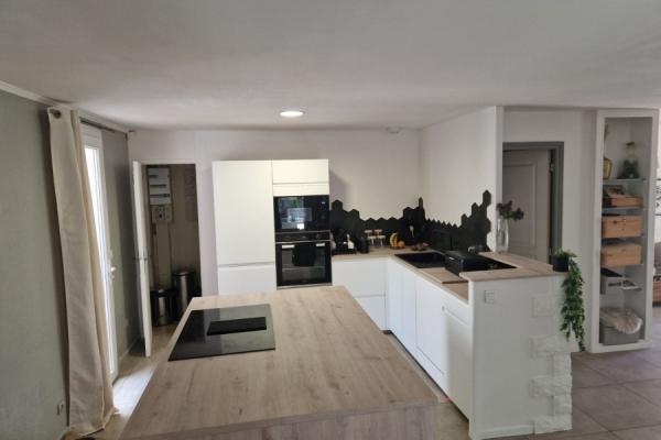 Cuisine blanche et bois, une cuisine réalisée par SoCoo'c Saint Maximin La Sainte Baume