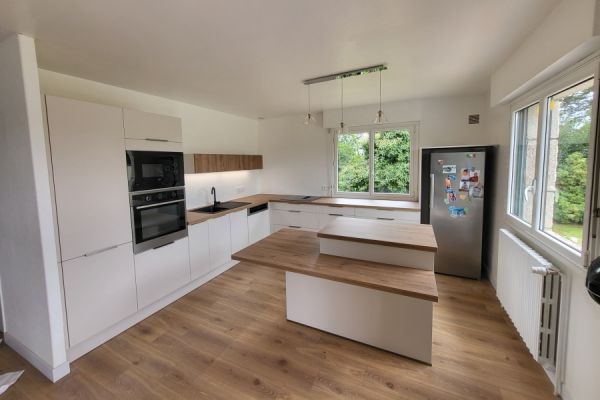 La parquet total assorti au plan de travail., une cuisine réalisée par SoCoo'c Pontivy