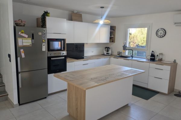 La belle cuisine blanc et bois de Mr et Mme B, une cuisine réalisée par SoCoo'c Saint Maximin La Sainte Baume