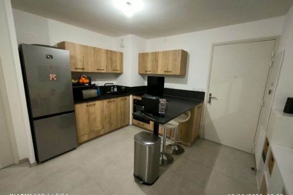 La jolie cuisine bois et noir de Mr G., une cuisine réalisée par SoCoo'c Saint Maximin La Sainte Baume