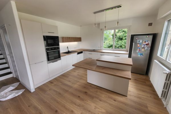 La parquet total assorti au plan de travail., une cuisine réalisée par SoCoo'c Pontivy