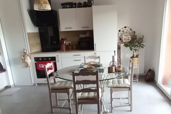 La cuisine blanche et bois de Mme B., une cuisine réalisée par SoCoo'c Saint Maximin La Sainte Baume