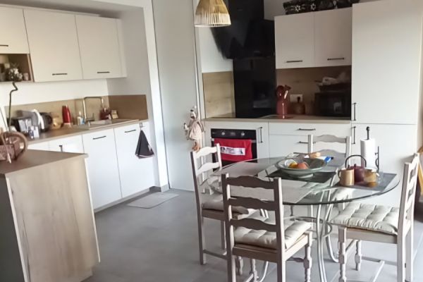 La cuisine blanche et bois de Mme B., une cuisine réalisée par SoCoo'c Saint Maximin La Sainte Baume