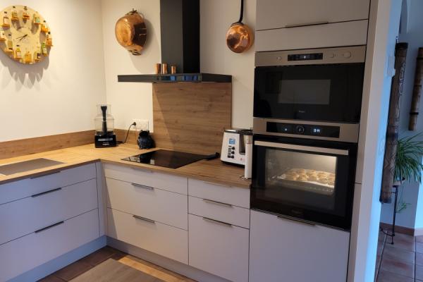 Cuisine beige et bois, une cuisine réalisée par SoCoo'c Saint Maximin La Sainte Baume