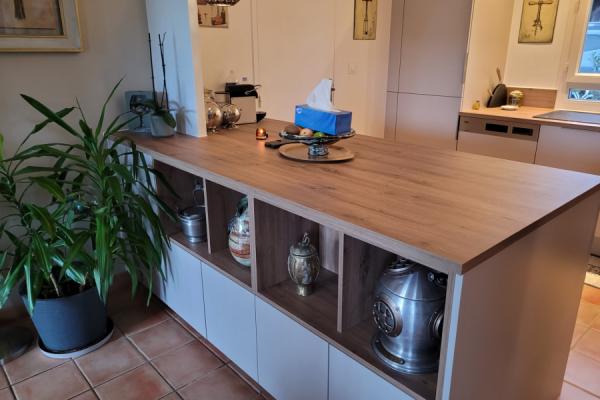 Cuisine beige et bois, une cuisine réalisée par SoCoo'c Saint Maximin La Sainte Baume
