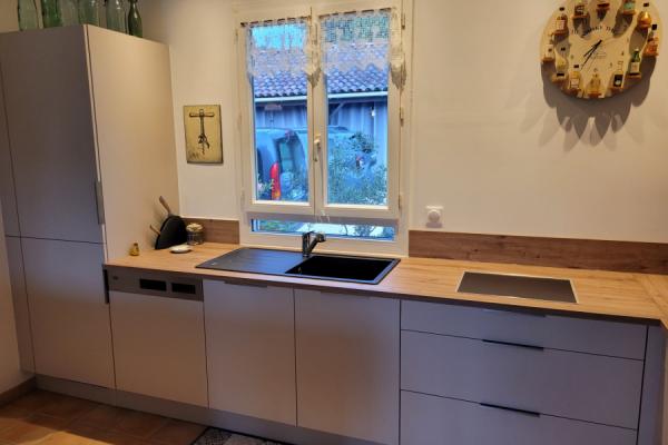 Cuisine beige et bois, une cuisine réalisée par SoCoo'c Saint Maximin La Sainte Baume