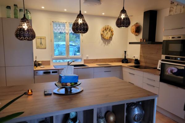 Cuisine beige et bois, une cuisine réalisée par SoCoo'c Saint Maximin La Sainte Baume