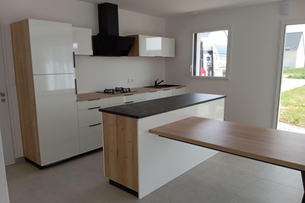 Cuisine blanche et bois, une cuisine réalisée par SoCoo'c Pontivy