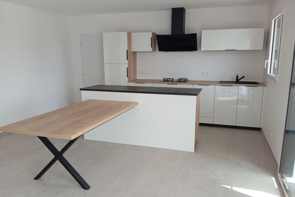 Cuisine blanche et bois, une cuisine réalisée par SoCoo'c Pontivy