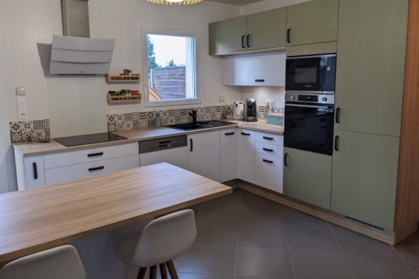 La cuisine vert provence et blanche de Mr A, une cuisine réalisée par SoCoo'c Saint-Nazaire