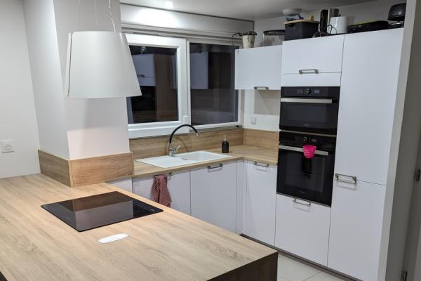 La cuisine blanche et bois de J. et G., une cuisine réalisée par SoCoo'c Lille Villeneuve d'Ascq