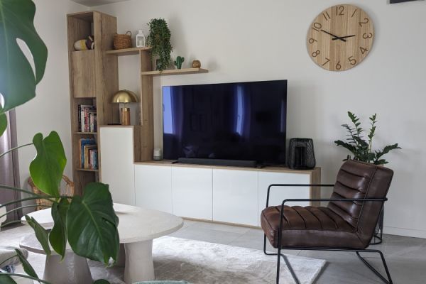 Le meuble télé blanc et bois de Florent , une cuisine réalisée par SoCoo'c La Rochelle