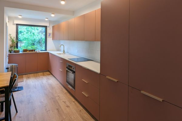 Grande cuisine terracotta et blanche, une cuisine réalisée par SoCoo'c Nantes Orvault
