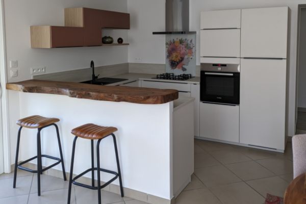 Une belle cuisine à vivre lin et terra rosa mat, une cuisine réalisée par SoCoo'c La Roche sur Yon