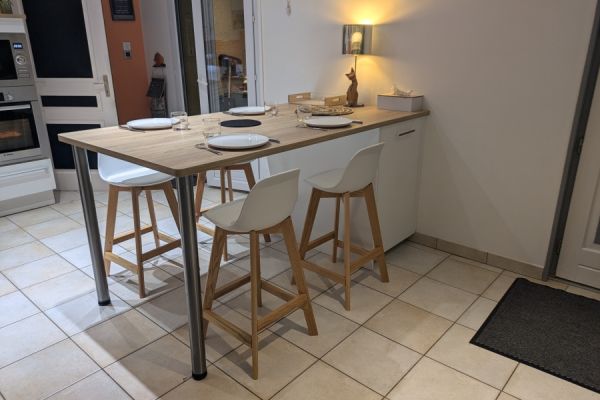 L&#039;îlot en bois et blanc chez Laurence et Pascal, une cuisine réalisée par SoCoo'c Macon