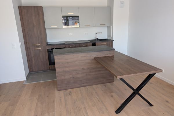 Élégance contemporaine : noyer, gris structuré, une cuisine réalisée par SoCoo'c Chartres