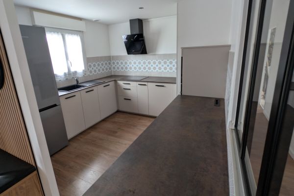 Cuisine en U chamois et oxyde, avec verrière et parquet, une cuisine réalisée par SoCoo'c Chartres