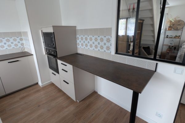Cuisine en U chamois et oxyde, avec verrière et parquet, une cuisine réalisée par SoCoo'c Chartres