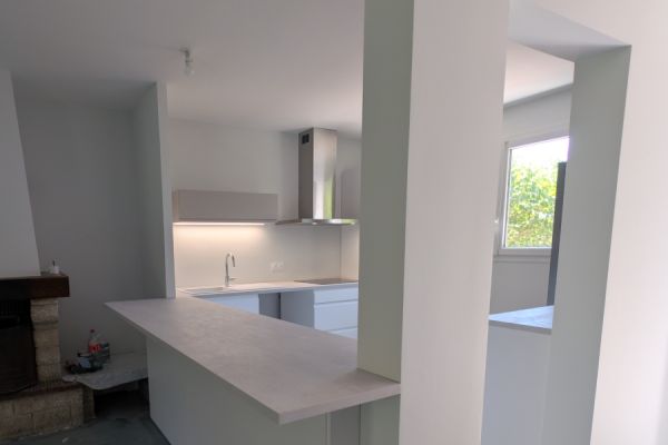 Cuisine épurée blanche et effet béton, une cuisine réalisée par SoCoo'c Chartres