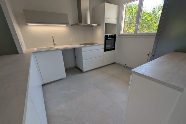 Cuisine épurée blanche et effet béton, une cuisine réalisée par SoCoo'c Chartres