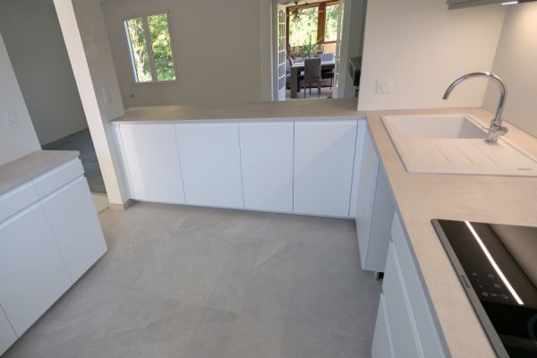 Cuisine épurée blanche et effet béton, une cuisine réalisée par SoCoo'c Chartres