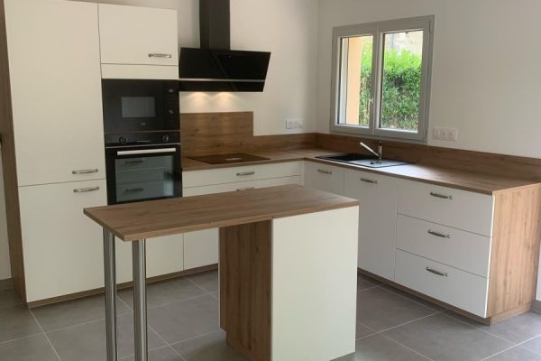 Cuisine blanche et bois avec petit îlot chez David, une cuisine réalisée par SoCoo'c Amberieu