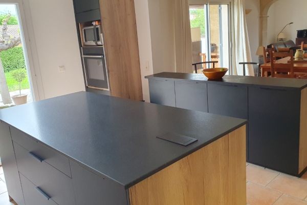 Cuisine noire, chêne vintage & terra rosa , une cuisine réalisée par SoCoo'c Avignon Vedene