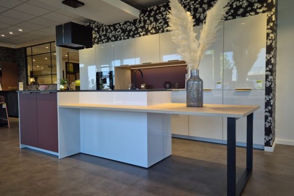 Nouvelle expo magasin coloris Lin Brillant & Griotte, une cuisine réalisée par SoCoo'c Nancy Fléville