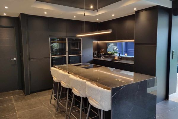 Cuisine sans poignée Noir Verni Mat de Mr et Mme S., une cuisine réalisée par SoCoo'c Nancy Fléville