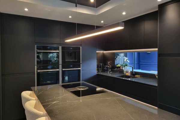 Cuisine sans poignée Noir Verni Mat de Mr et Mme S., une cuisine réalisée par SoCoo'c Nancy Fléville