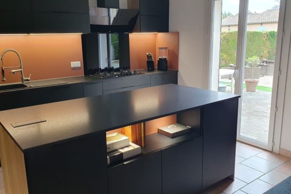 Cuisine noire, chêne vintage & terra rosa , une cuisine réalisée par SoCoo'c Avignon Vedene