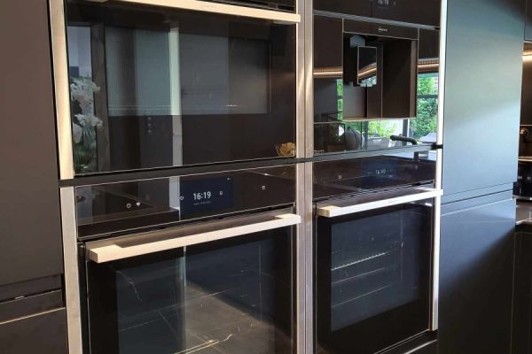 Cuisine sans poignée Noir Verni Mat de Mr et Mme S., une cuisine réalisée par SoCoo'c Nancy Fléville