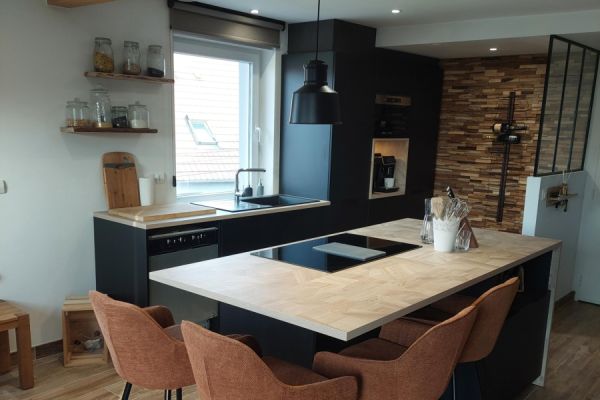 Cuisine Noir et bois avec îlot , une cuisine réalisée par SoCoo'c Haguenau