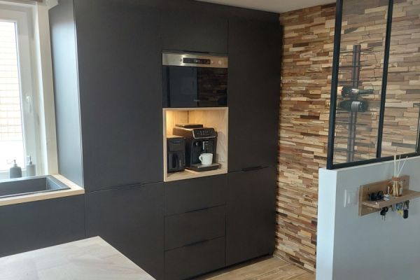 Cuisine Noir et bois avec îlot , une cuisine réalisée par SoCoo'c Haguenau