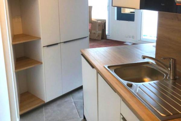 Petite cuisine bleue et bois pour appartement, une cuisine réalisée par SoCoo'c Vannes