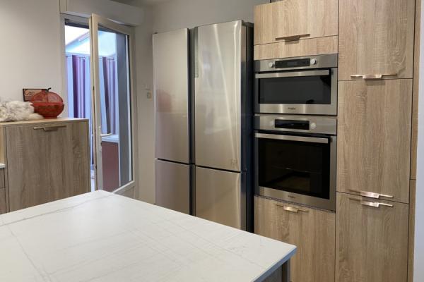 Cuisine bois et blanche spacieuse , une cuisine réalisée par SoCoo'c Pornic