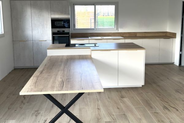 Cuisine avec table intégrée, une cuisine réalisée par SoCoo'c Dinan Quevert