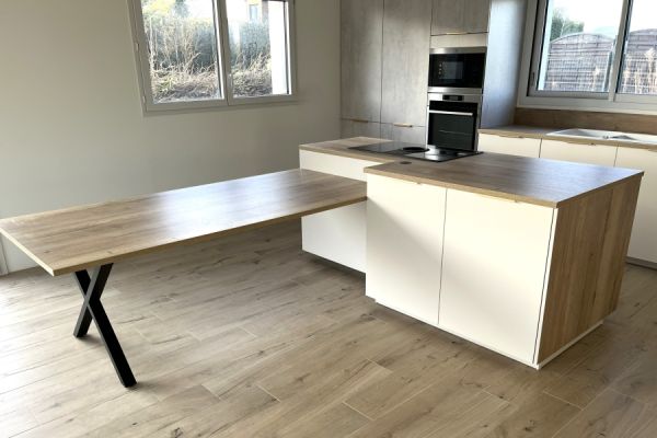 Cuisine avec table intégrée, une cuisine réalisée par SoCoo'c Dinan Quevert