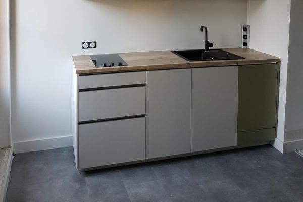 Cuisine dans studio parisien, une cuisine réalisée par SoCoo'c Lyon Liberte