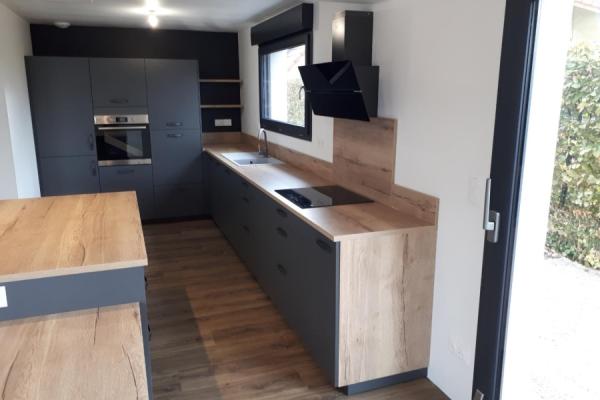 Cuisine grise et bois avec îlot, une cuisine réalisée par SoCoo'c Selestat