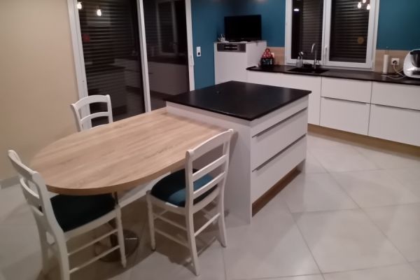 Cuisine blanche et noire avec îlot, une cuisine réalisée par SoCoo'c Flers