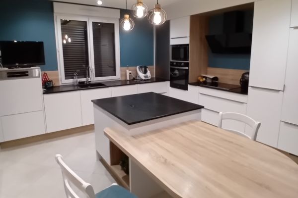 Cuisine blanche et noire avec îlot, une cuisine réalisée par SoCoo'c Flers