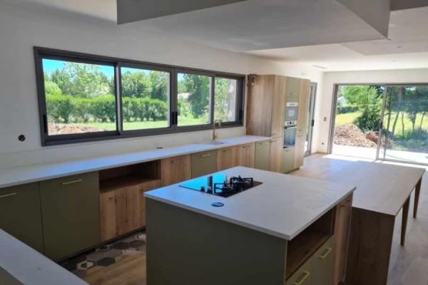 Cuisine vert provence et bois avec îlot, une cuisine réalisée par SoCoo'c Royan
