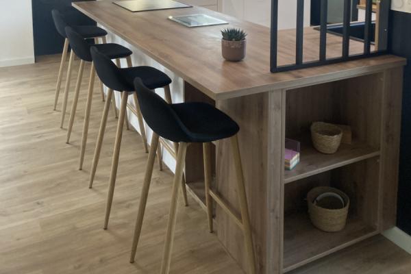 Cuisine blanche et bois avec verrière, une cuisine réalisée par SoCoo'c Avranches