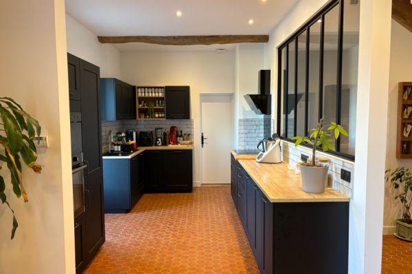 Cuisine Cadre noir et Bois, une cuisine réalisée par SoCoo'c Périgueux