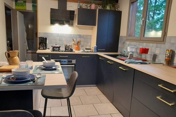 La cuisine bleue et bois de Mme et Mr V, une cuisine réalisée par SoCoo'c Pontarlier