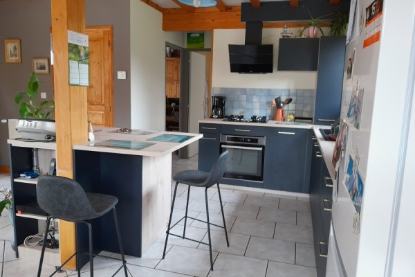 La cuisine bleue et bois de Mme et Mr V, une cuisine réalisée par SoCoo'c Pontarlier