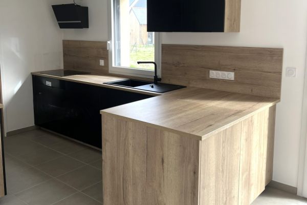Cuisine noire et bois, une cuisine réalisée par SoCoo'c Dinan Quevert