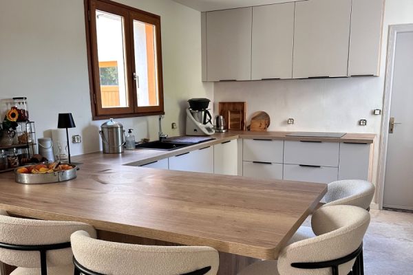 Une grande cuisine lin, vert pastel, bois, une cuisine réalisée par SoCoo'c La Roche sur Yon