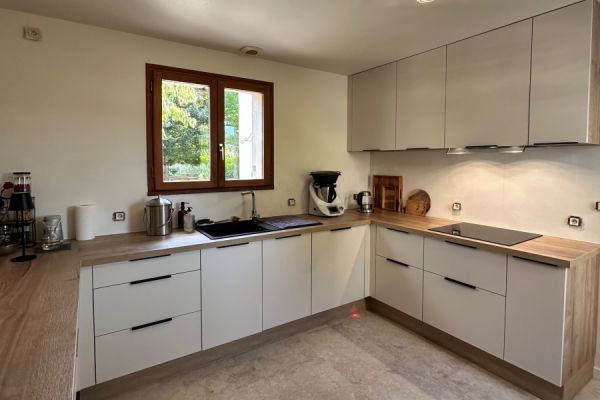 Une grande cuisine lin, vert pastel, bois, une cuisine réalisée par SoCoo'c La Roche sur Yon